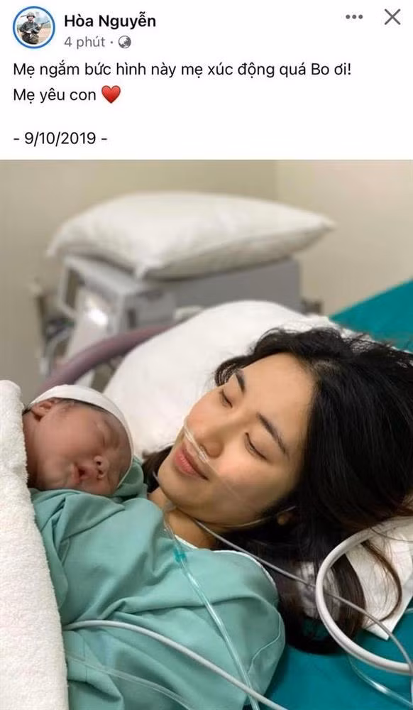 Sau khi bé Bo gần 3 tuổi, Hòa Minzy mới công khai loạt ảnh bí mật đi sinh. Khoảnh khắc thiêng liêng ôm con khi vừa chào đời, Hòa Minzy nằm trên giường bệnh nhưng vẫn vô cùng tươi tắn.