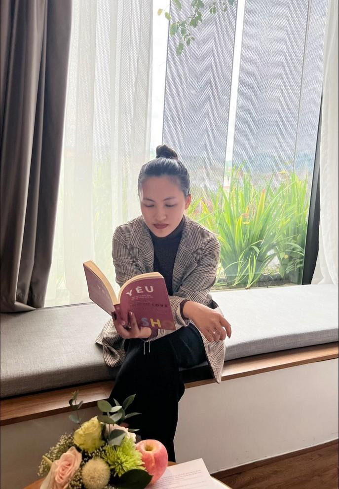 Nguyên Hà dành thời gian rảnh ở nhà đọc sách, thay vì ra ngoài tụ tập bạn bè.