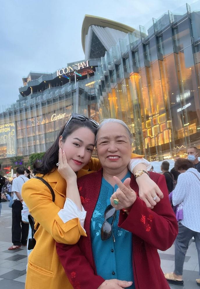 Nhật Kim Anh vui vì thuyết phục được mẹ đi du lịch Thái Lan cùng mình.