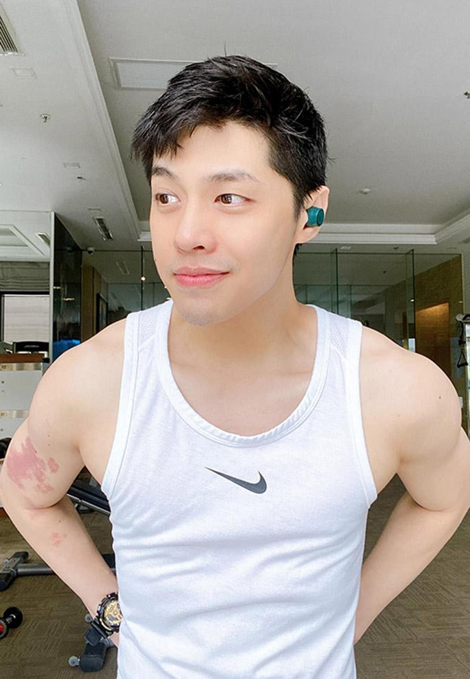 Noo Phước Thịnh được khen ngày càng cơ bắp, nam tính nhờ chăm tập gym.