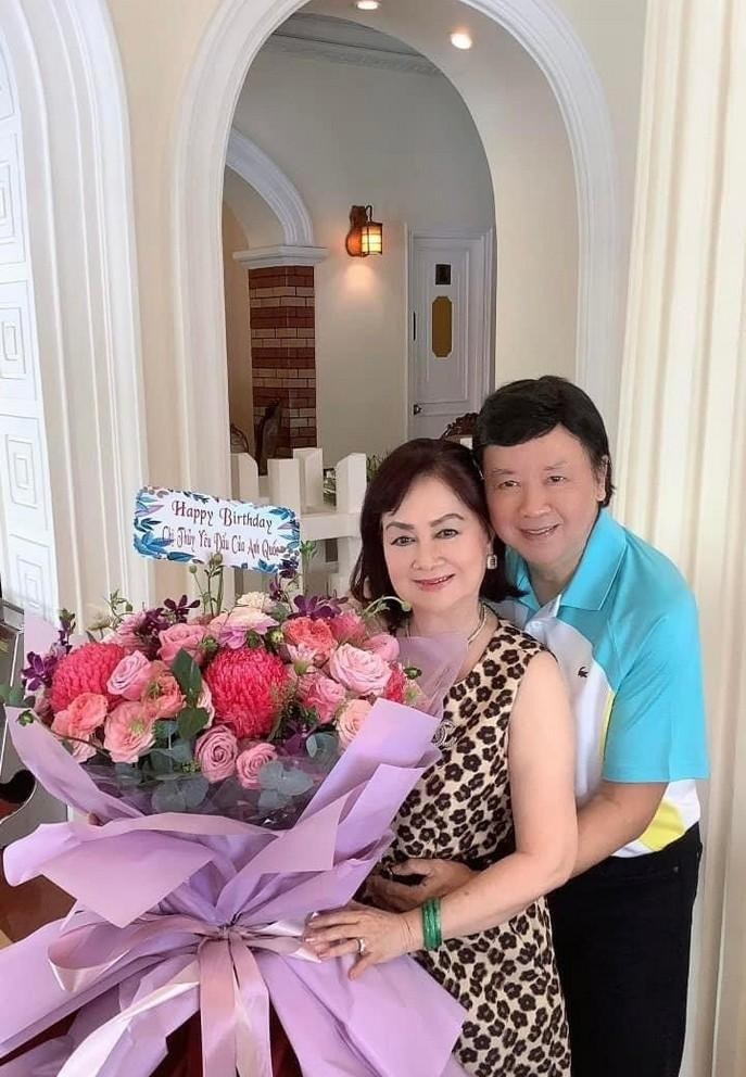 NSƯT Bảo Quốc tình cảm mừng sinh nhật bạn đời.