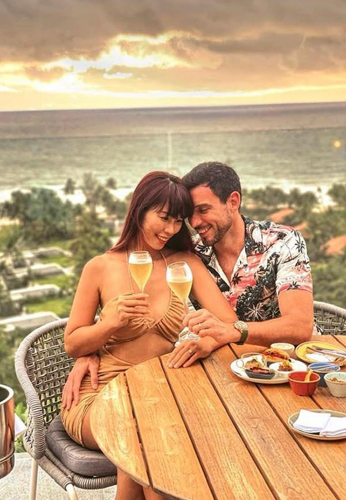 Hà Anh cùng ông xã ngoại quốc kỷ niệm 6 năm nhận lời cầu hôn.