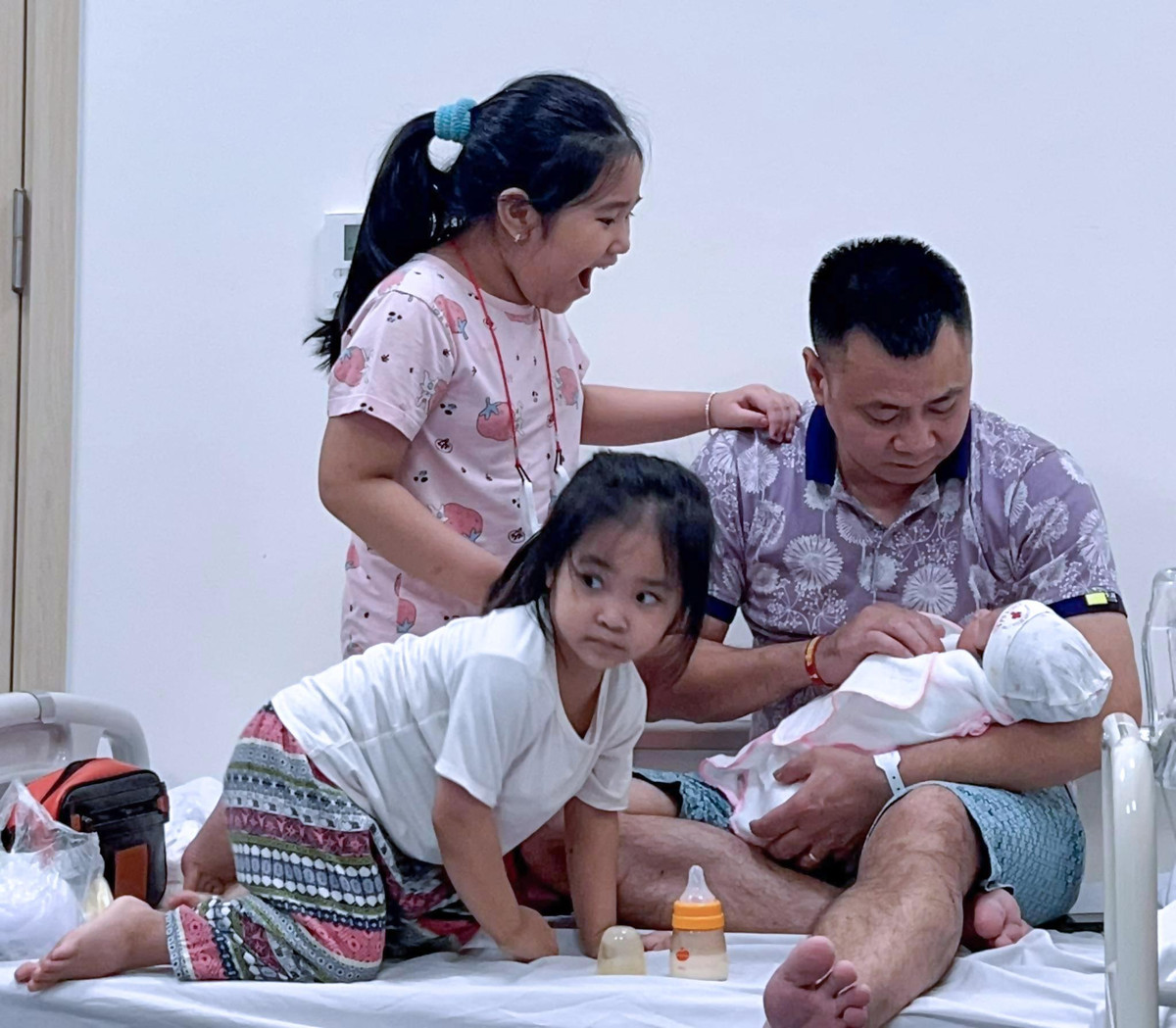 br/> NSND Tự Long chia sẻ khoảnh khắc chăm sóc cậu con trai vừa chào đời. "Cả nhà ta cùng yêu thương nhau / Xa là nhà gần nhau là cười", anh hài hước chú thích cho bức ảnh.