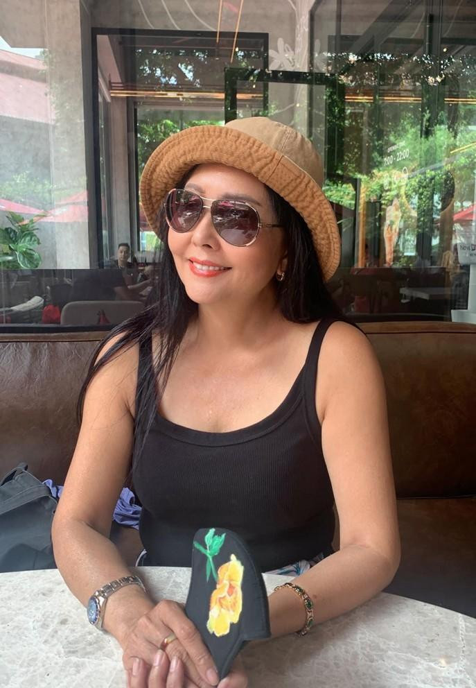 Danh ca Họa Mi tận hưởng ngày cuối tuần tại quán cà phê quen thuộc.