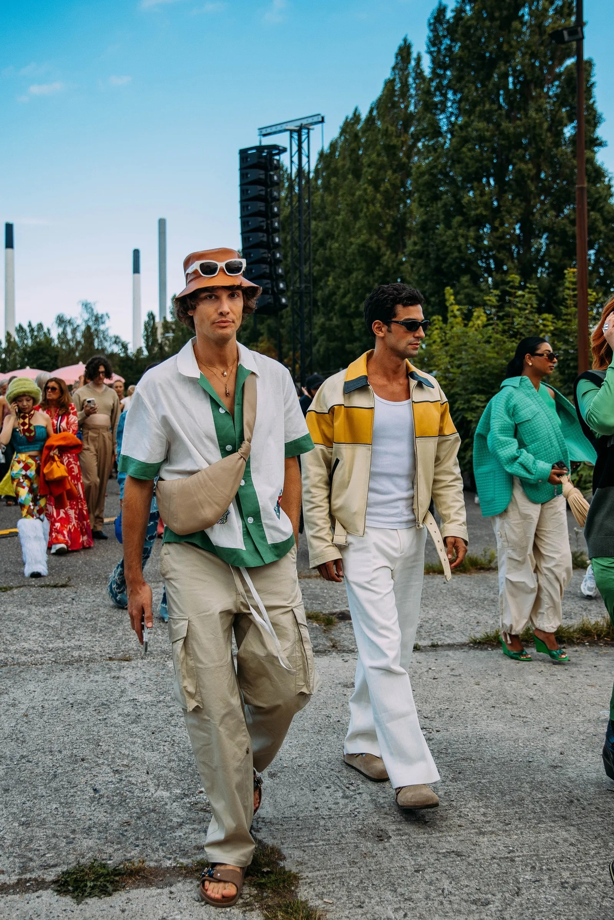 Quần cargo đang nằm trong danh sách những thiết kế được ưa chuộng nhất trên mạng xã hội. Mẫu quần trở lại cùng xu hướng Y2K. Bên cạnh đó, những tên tuổi đình đám như Bella Hadid, Hailey Bieber... giúp quần cargo thêm nổi tiếng. Ảnh: Vogue.