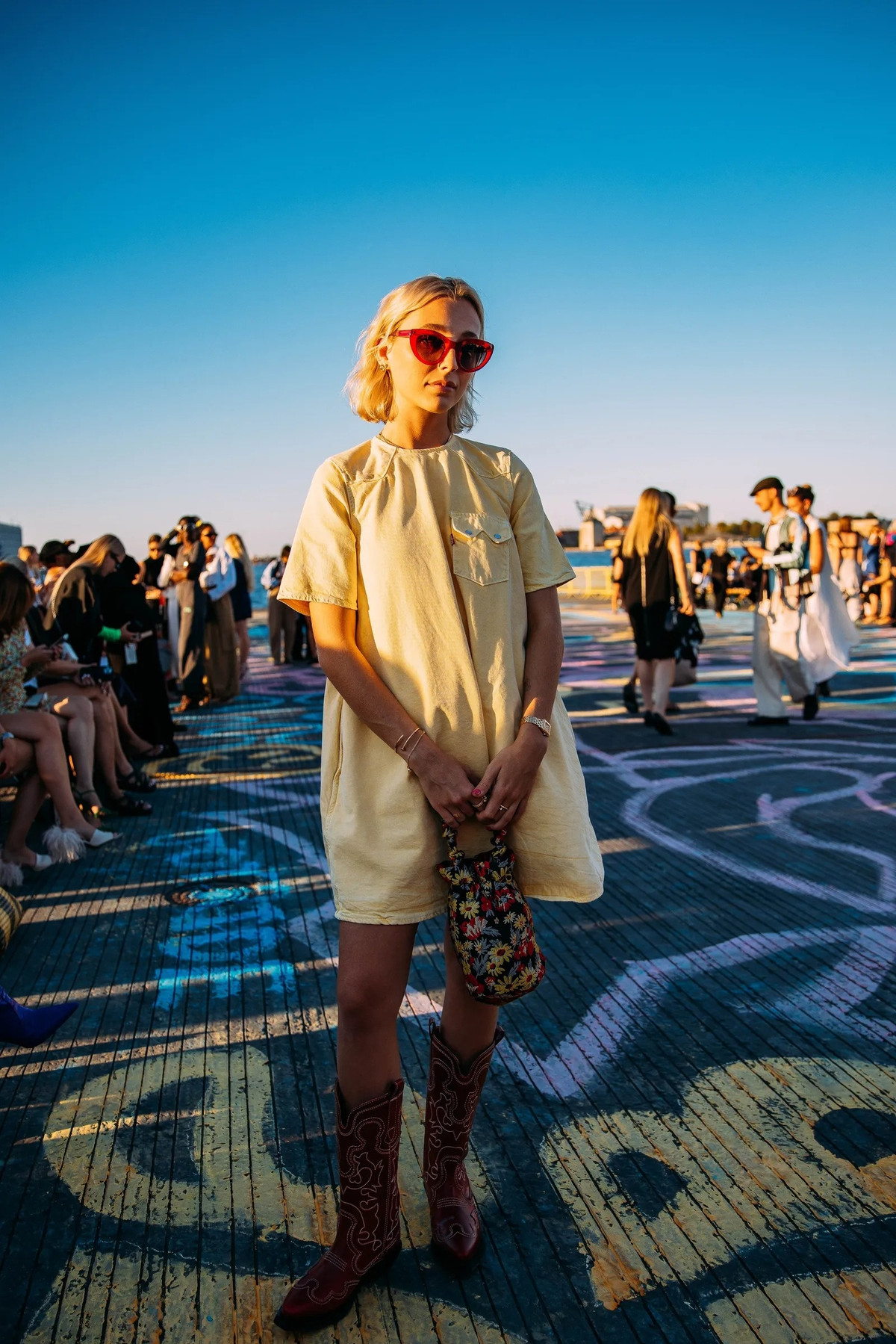 Vào dịp cuối hè, đầu thu, các mẫu boots cao bồi dần trở lại. Boots cao bồi kén dáng, khó phối đồ. Tuy nhiên, thiết kế có kiểu dáng độc đáo, khác biệt. Ảnh: StyleDuMonde.