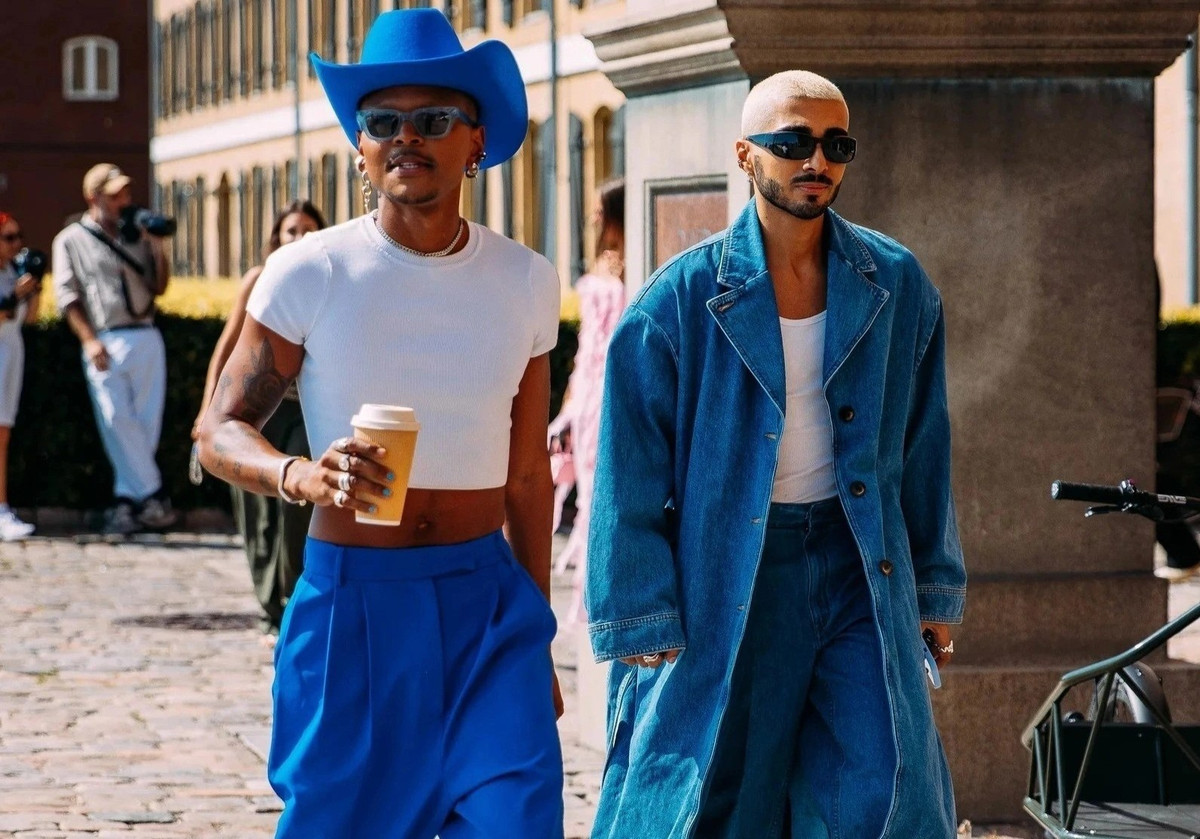 Trong những năm gần đây, tông xanh dương vẫn duy trì sức hút. Các thiết kế màu xanh được ưa chuộng khi tạo cảm giác hiện đại, sành điệu và khác biệt. Tuy nhiên, tông xanh không dễ phối đồ. Bạn nên kết hợp thiết kế cùng trang phục màu trắng hoặc đen để có set đồ an toàn, hài hòa nhất. Ảnh: StyleDuMonde.