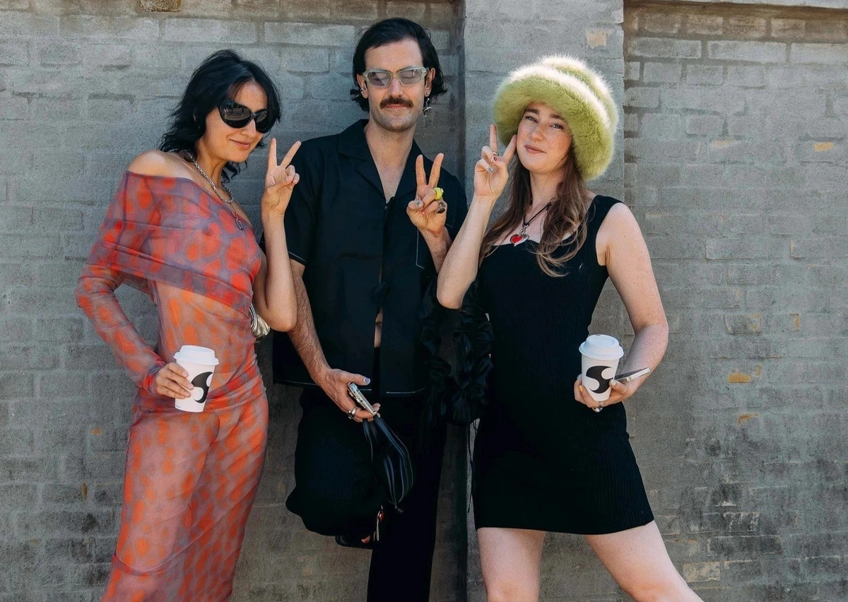 Các thiết kế tông đen không bao giờ lỗi mốt. Đến nay, chúng vẫn xuất hiện nhiều trong các tuần lễ thời trang. Những set đồ all black mang lại vẻ ngoài mạnh mẽ, cá tính. Trong khi đó, một số người thường phối đồ đen cùng tông xám, trắng hoặc nâu để có tổng thể hiện đại, thời thượng. Ảnh: Getty.