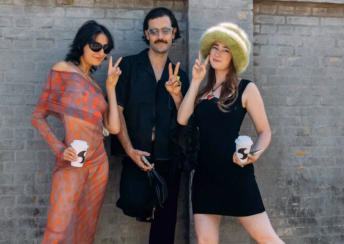 Các thiết kế tông đen không bao giờ lỗi mốt. Đến nay, chúng vẫn xuất hiện nhiều trong các tuần lễ thời trang. Những set đồ all black mang lại vẻ ngoài mạnh mẽ, cá tính. Trong khi đó, một số người thường phối đồ đen cùng tông xám, trắng hoặc nâu để có tổng thể hiện đại, thời thượng. Ảnh: Getty.