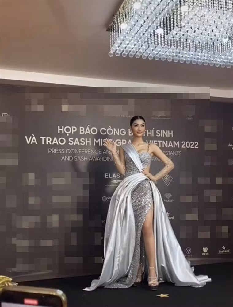 Mới đây, buổi trao sash cuộc thi Miss Grand Vietnam 2022 chính thức diễn ra với sự góp mặt của nhiều mỹ nhân đình đám. Một trong những sự xuất hiện gây chú ý nhất có lẽ thuộc về Á hậu Kiều Loan khi cô có màn lột đồ "không động tác thừa" ngay tại thảm đỏ.