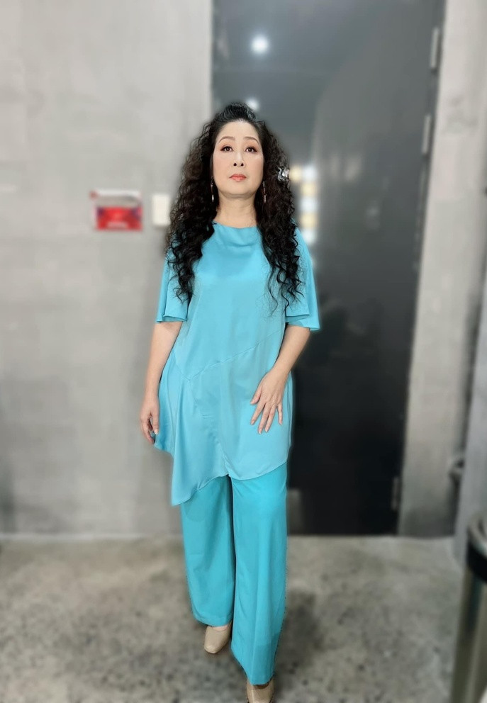 Thiệu Ánh Dương phát tướng, NSND Hồng Vân thon gọn không ngờ - Hình 9 Thieu Anh Duong phat tuong, NSND Hong Van thon gon khong ngo-Hinh-9