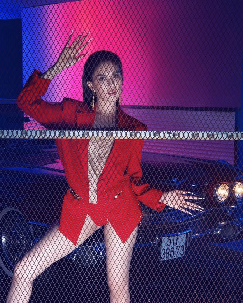 Concept người đẹp và siêu xe không mới nhưng Ngọc Trinh luôn biết cách để bản thân trở nên nổi bật.