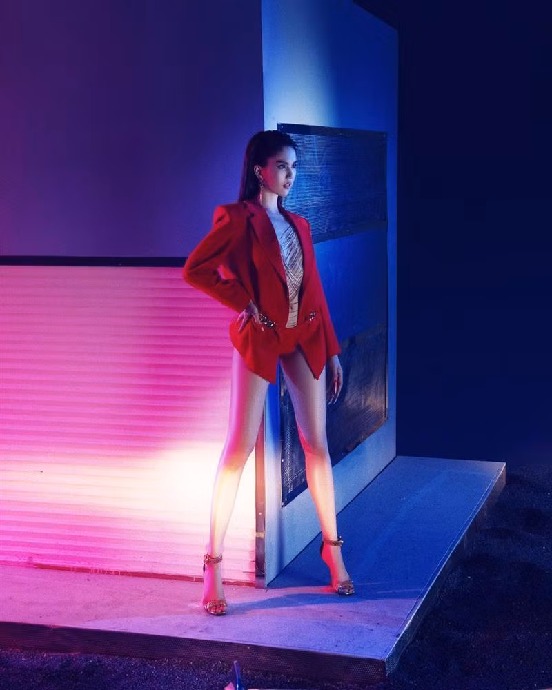 Nữ hoàng nội y bỏ luôn áo lót, thả rông vòng 1 mặc blazer với quần chip đỏ rực.