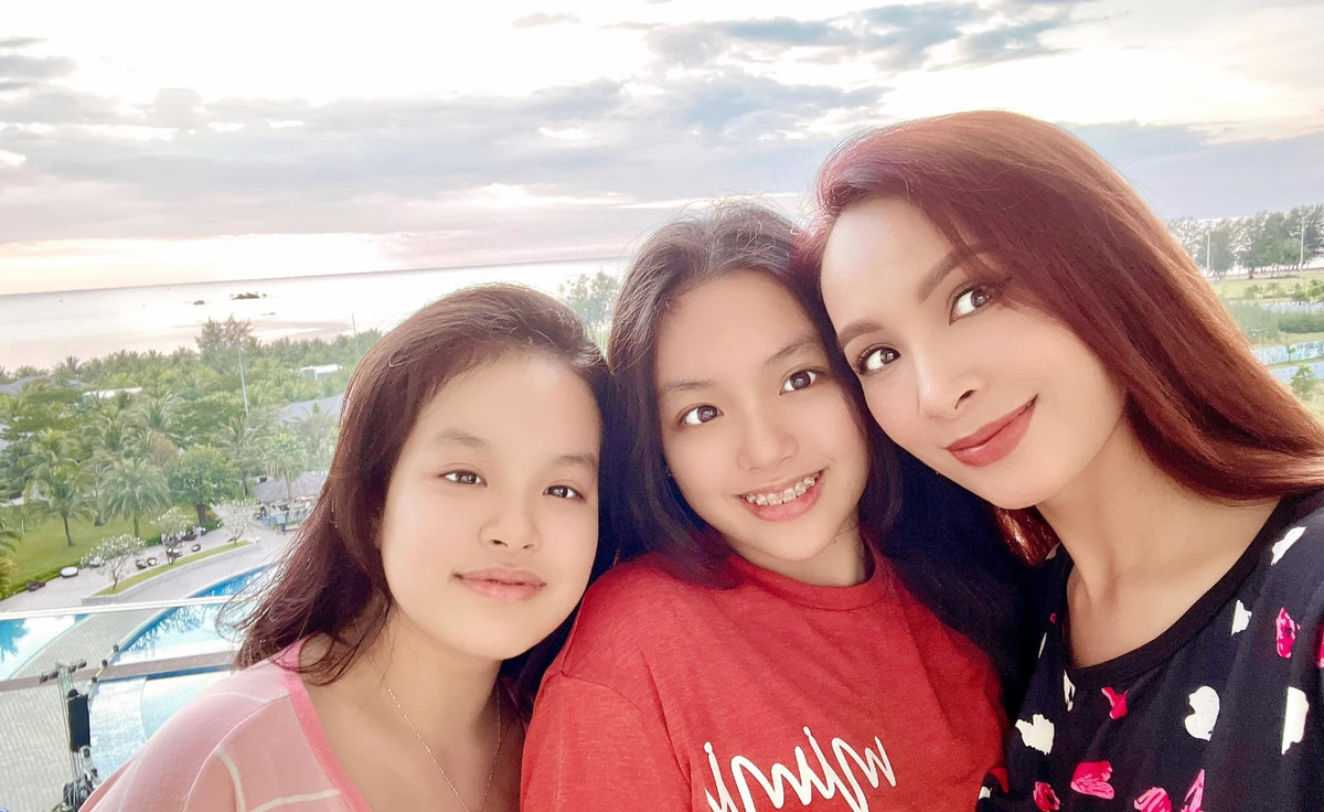Thúy Hạnh rủ con gái ngắm hoàng hôn.