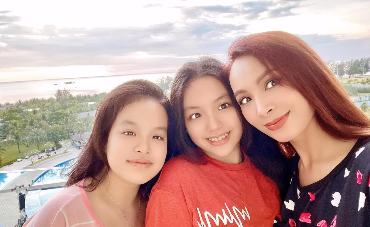 Thúy Hạnh rủ con gái ngắm hoàng hôn.