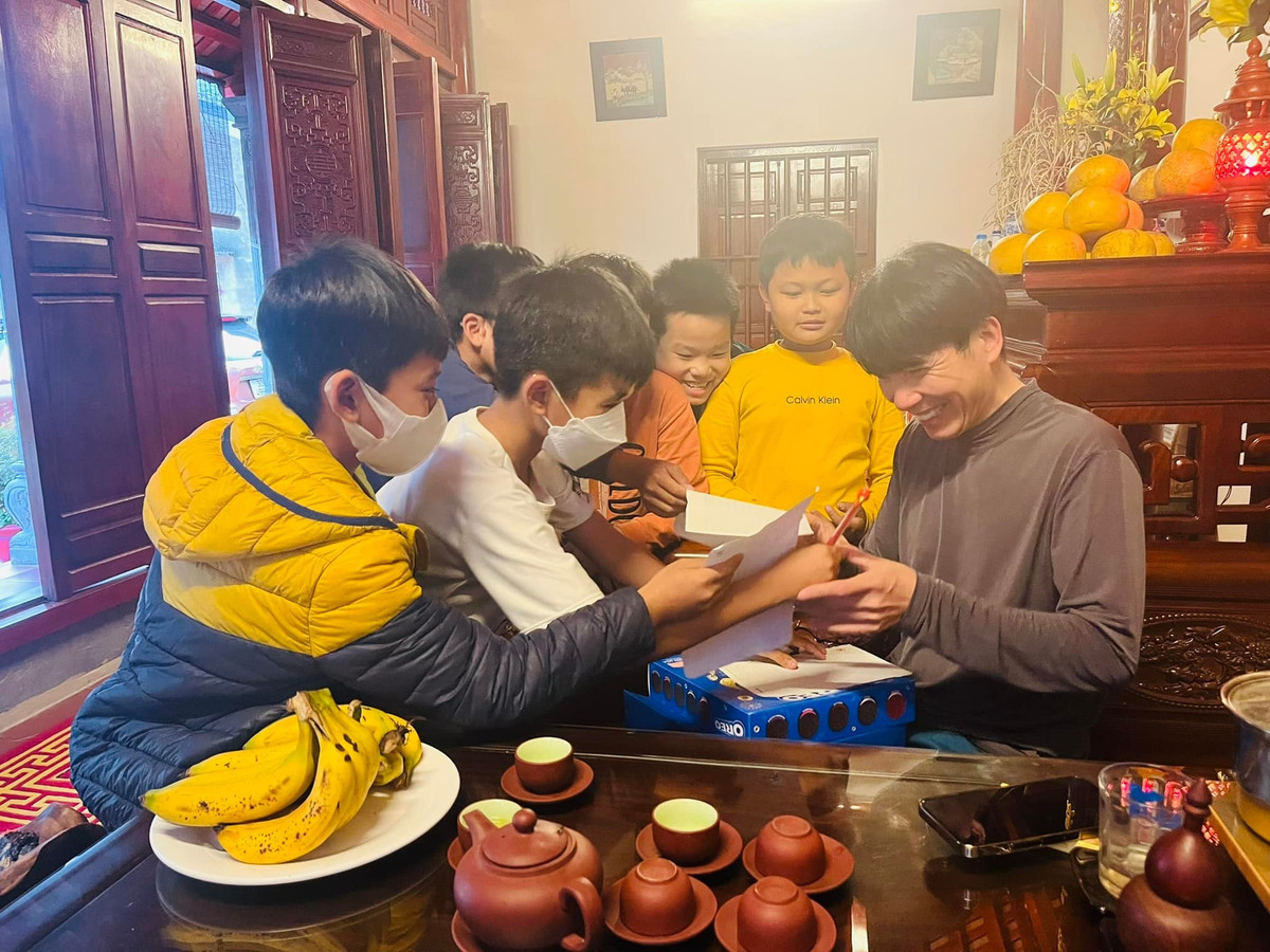 Hồ Quang Tám vui ký tặng fan nhí ở quê.