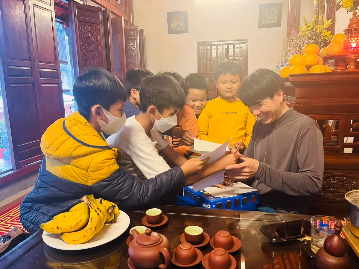 Hồ Quang Tám vui ký tặng fan nhí ở quê.