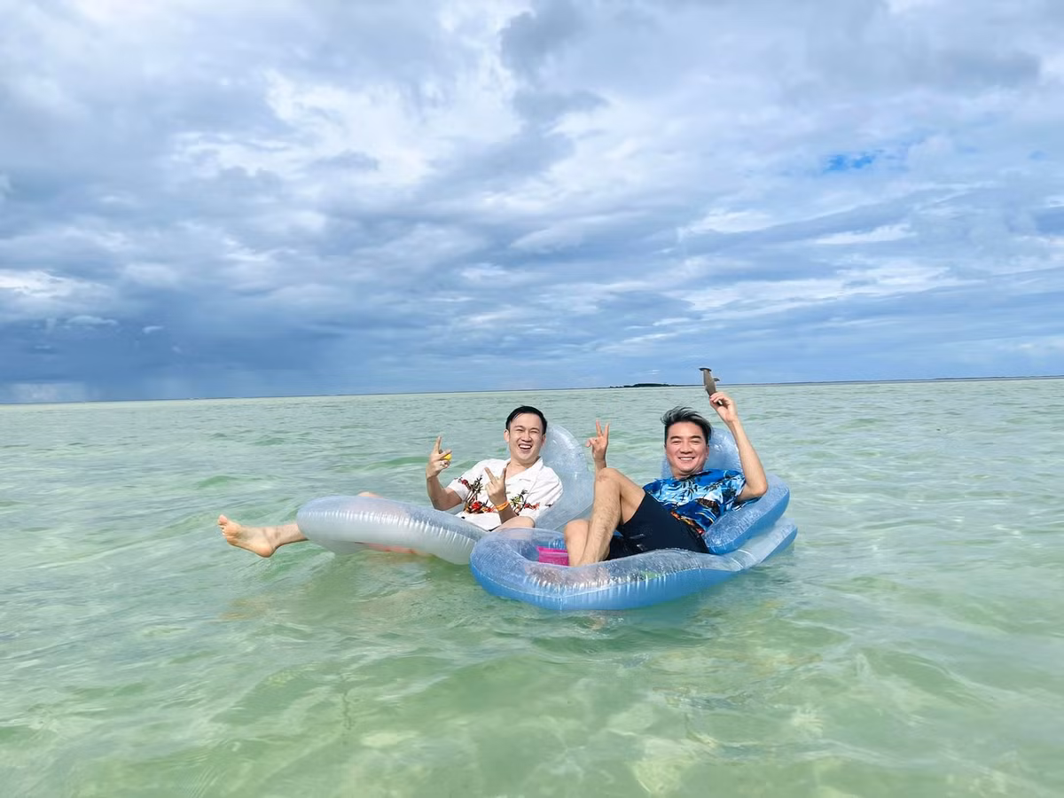 Phút thư giãn của Đàm Vĩnh Hưng bên Dương Triệu Vũ.