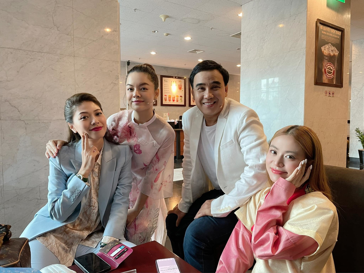 Sao Việt hôm nay 7/1: BTV Ngọc Trinh chụp cùng Quyền Linh, Phạm Quỳnh Anh và Hoàng Thùy Linh.