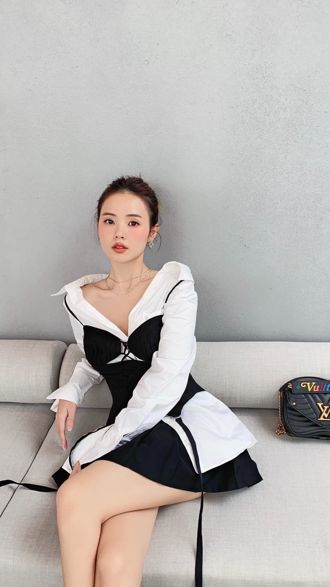  Midu gợi cảm với áo khoét sâu. 