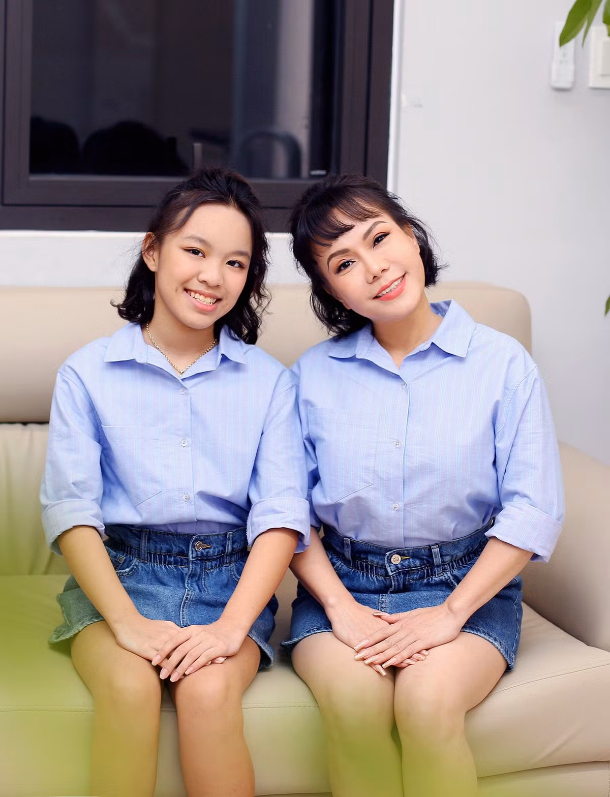 Việt Hương diện đồ đôi với con gái.