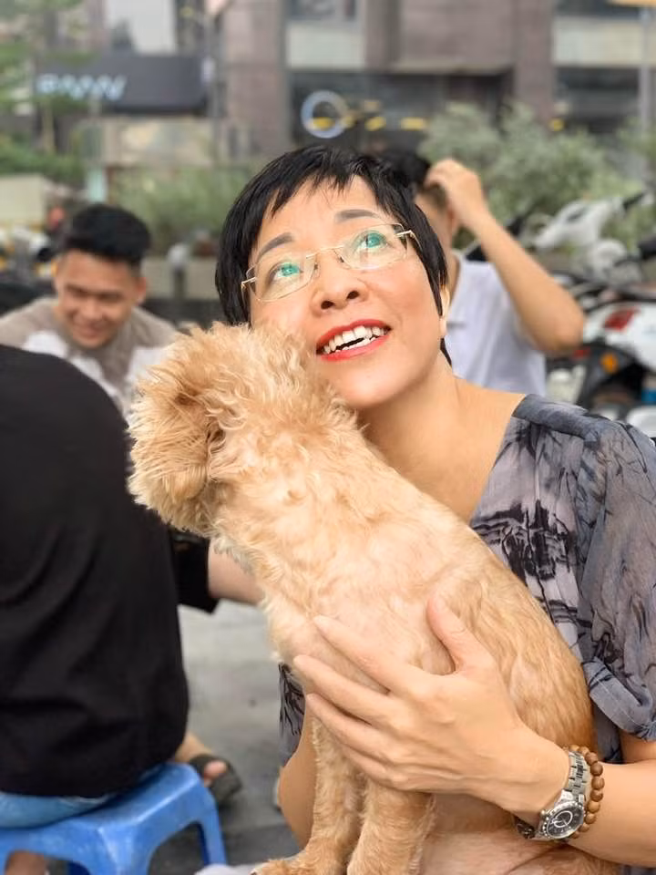 MC Thảo Vân thảnh thơi bên thú cưng ngắm thời tiết Hà Nội.
