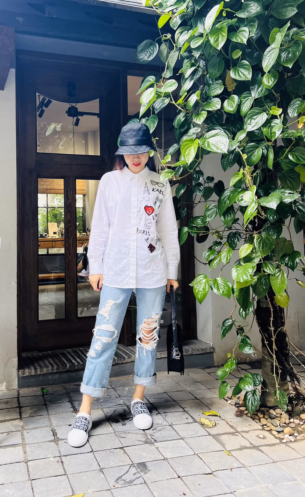 "Tự dặn lòng không ăn xài phung phí, mà hễ ai hú hí là xách dép lên đi", vợ trẻ NSND Công Lý chia sẻ.