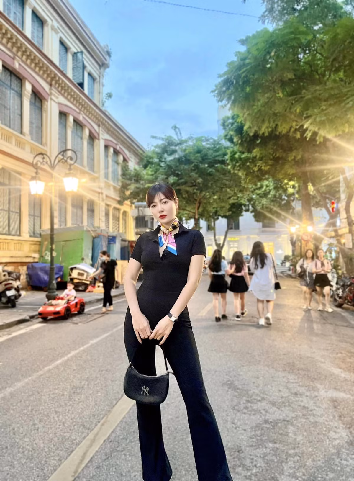 Diễn viên Thanh Hương diện set đồ đen sang trọng, lịch sự.