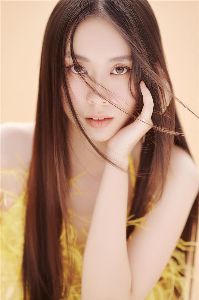 han sắc của cô được nhận xét trẻ trung, rạng rỡ khác hẳn loạt ảnh đăng quang ở chung kết Miss Peace Vietnam 2022.