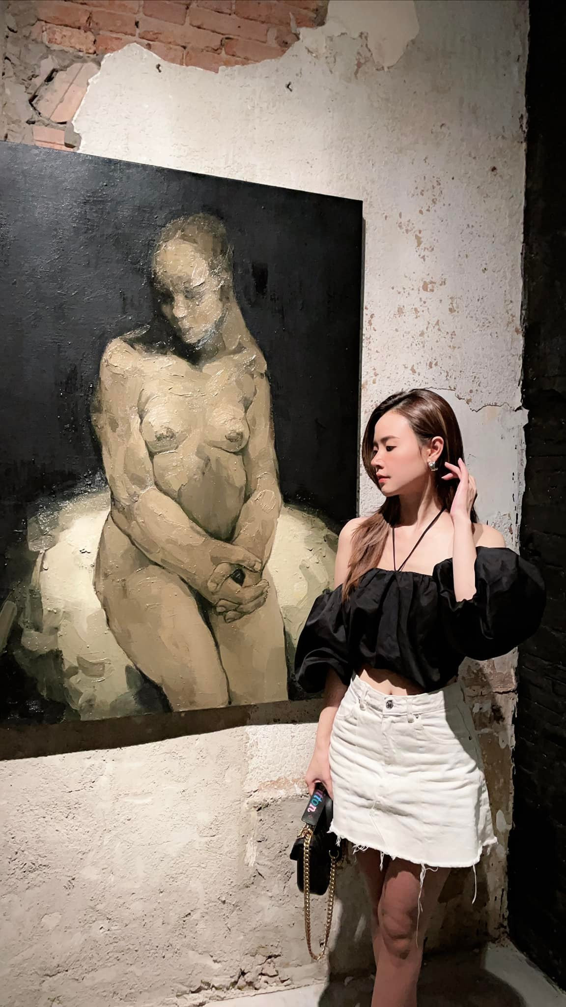 Midu mặc năng động dự triển lãm.