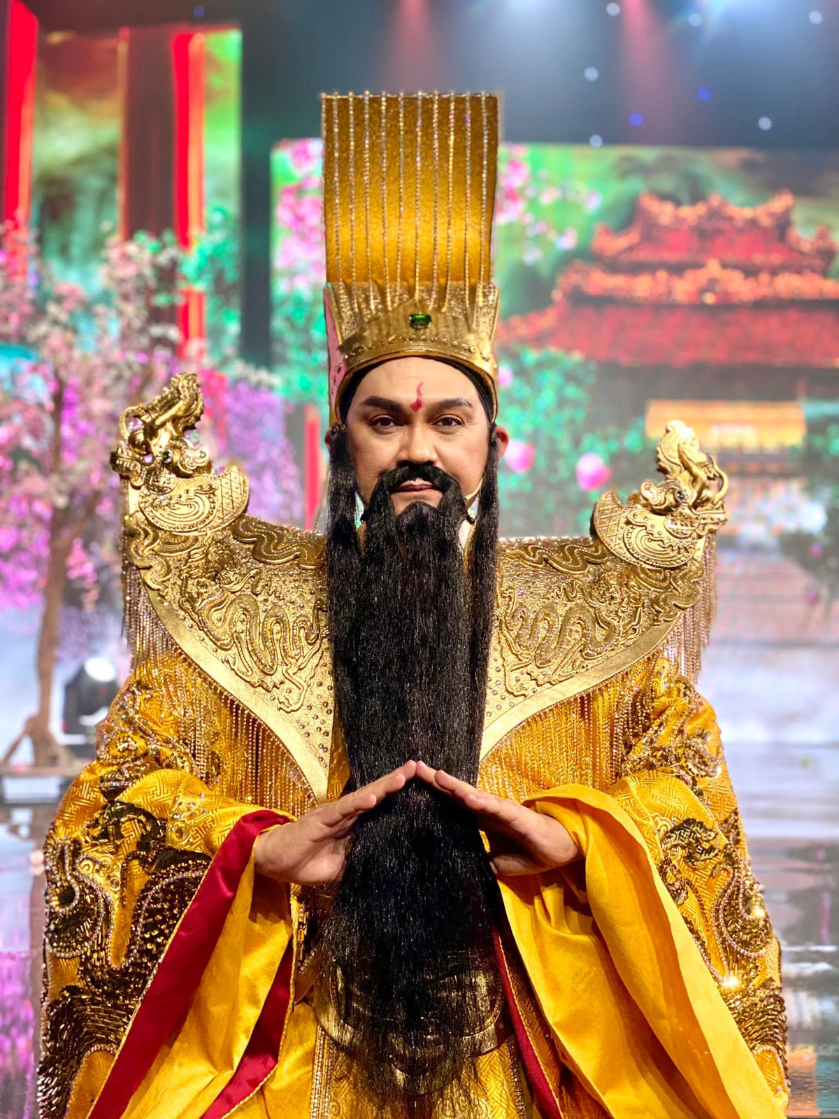 Tạo hình Ngọc hoàng trong chương trình Táo quân của Đài TH Vĩnh Long khác hẳn những năm trước khi Hữu Châu thay thế Đàm Vĩnh Hưng.