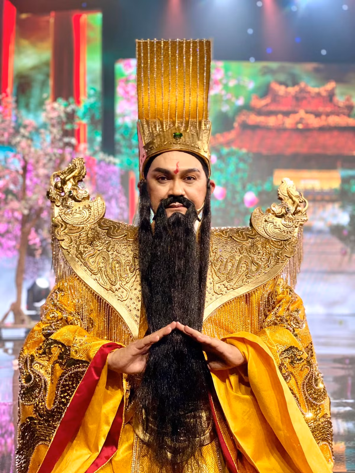 Tạo hình Ngọc hoàng trong chương trình Táo quân của Đài TH Vĩnh Long khác hẳn những năm trước khi Hữu Châu thay thế Đàm Vĩnh Hưng.