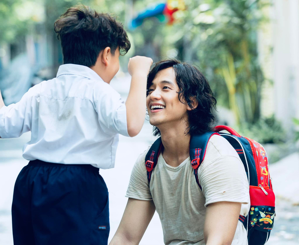 Sao Việt hôm nay 5/1: Mai Tài Phến nam tính với tóc dài. Anh đang tất bật quảng bá phim mới.