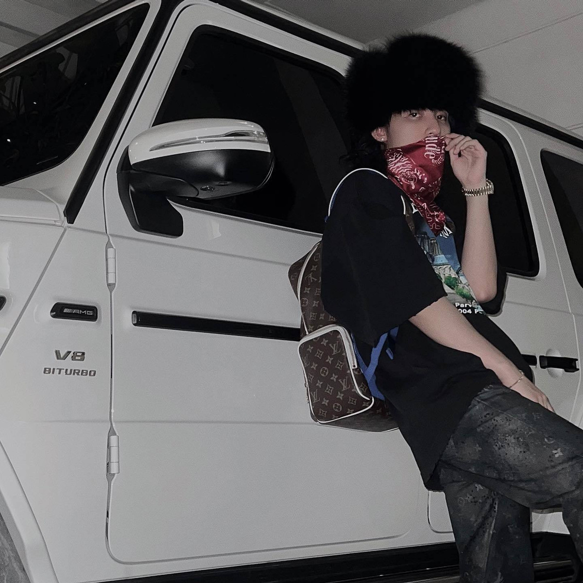  Sơn Tùng mặc toàn hàng hiệu đi ăn tối.