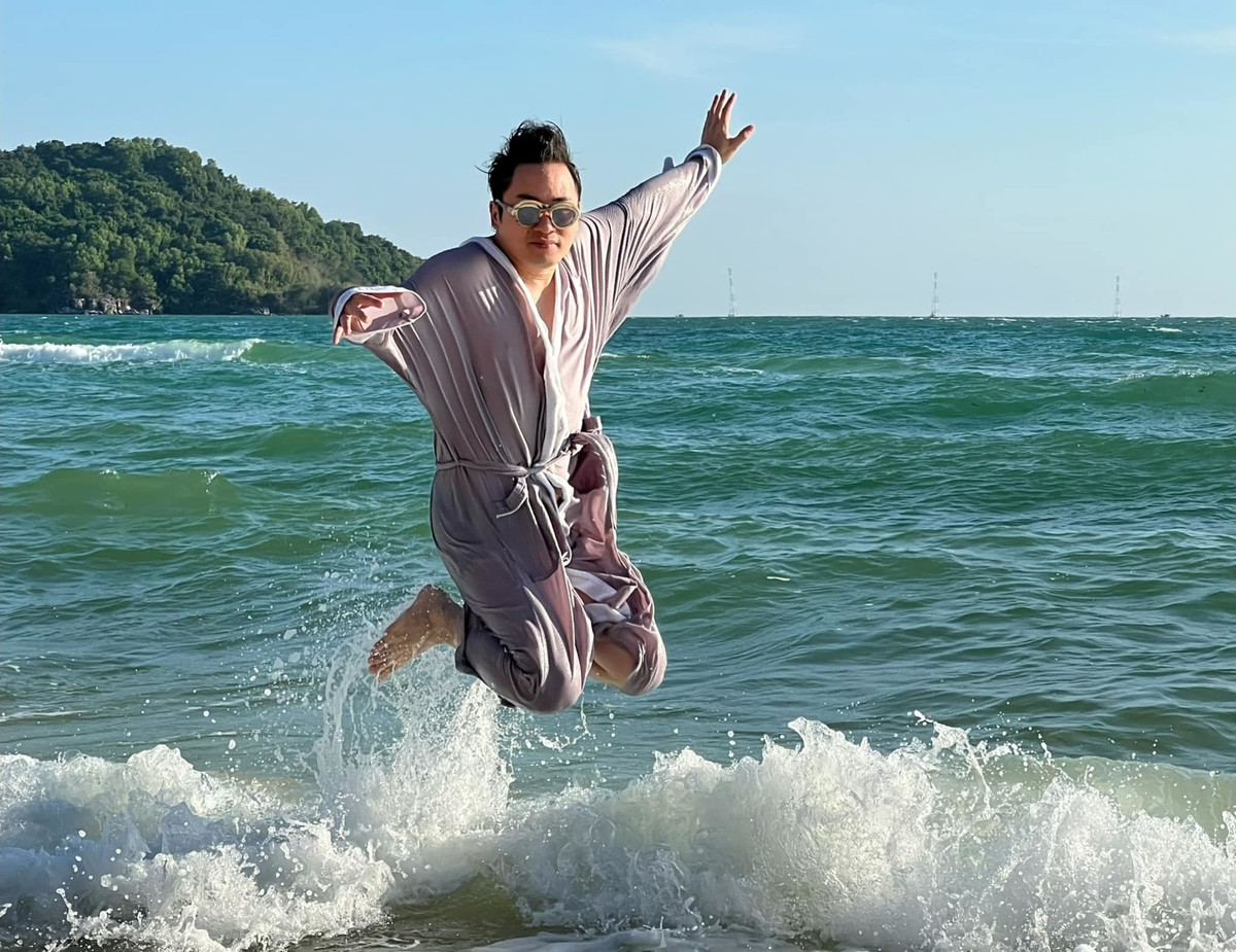 Ca sĩ Tùng Dương đăng ảnh nhảy sóng ở biển Phú Quốc vì đang có những buổi biểu diễn ở nơi đây.