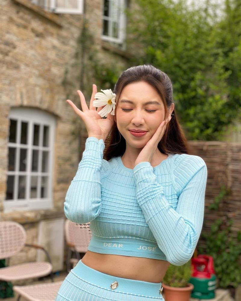 ù màn "phá dáng" có sự góp sức của chiếc áo nhưng không thể phủ nhận bụng nàng hậu sinh năm 1998 ngày càng nhiều mỡ.