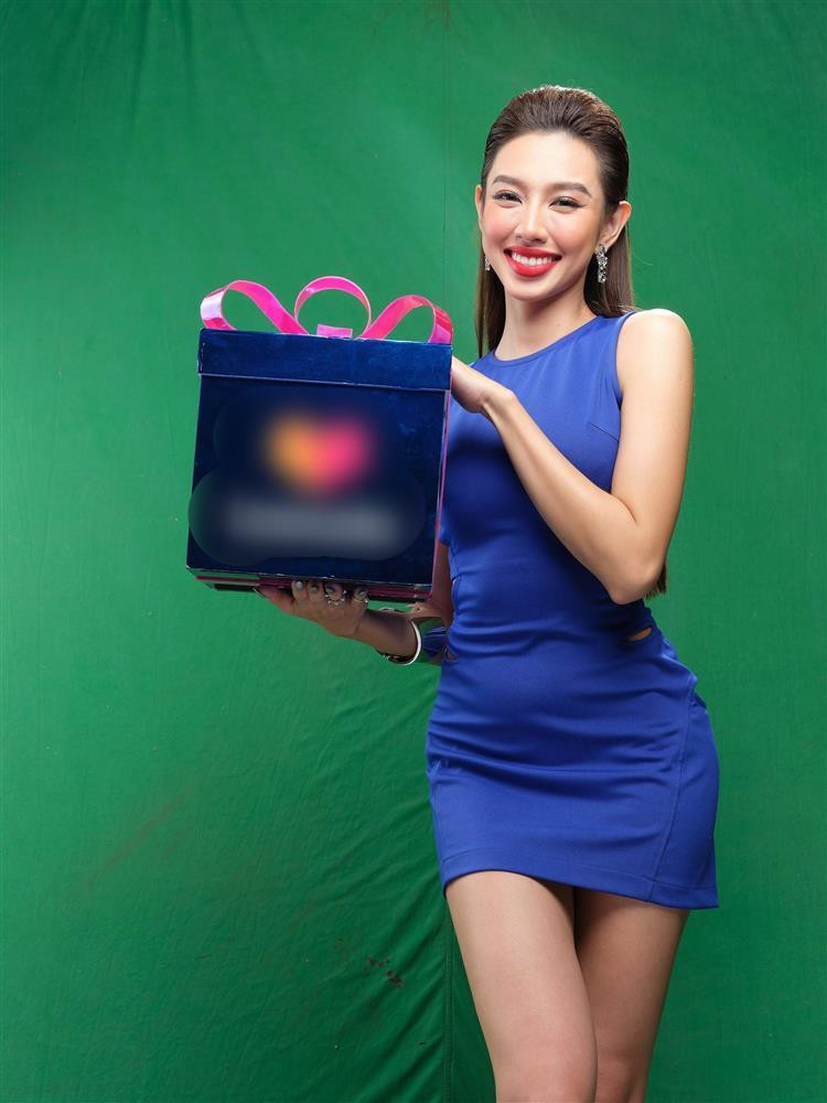 uy nhiên, khi đã đoạt được vương miện, quá bận rộn với lịch trình của tân hoa hậu và được fan cùng ê-kíp "chăm" quá kỹ nên phần bụng cô ngày càng to ra.