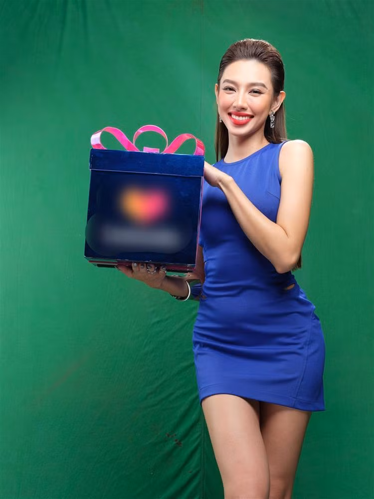 Tuy nhiên, khi đã đoạt được vương miện, quá bận rộn với lịch trình của tân hoa hậu và được fan cùng ê-kíp "chăm" quá kỹ nên phần bụng cô ngày càng to ra.