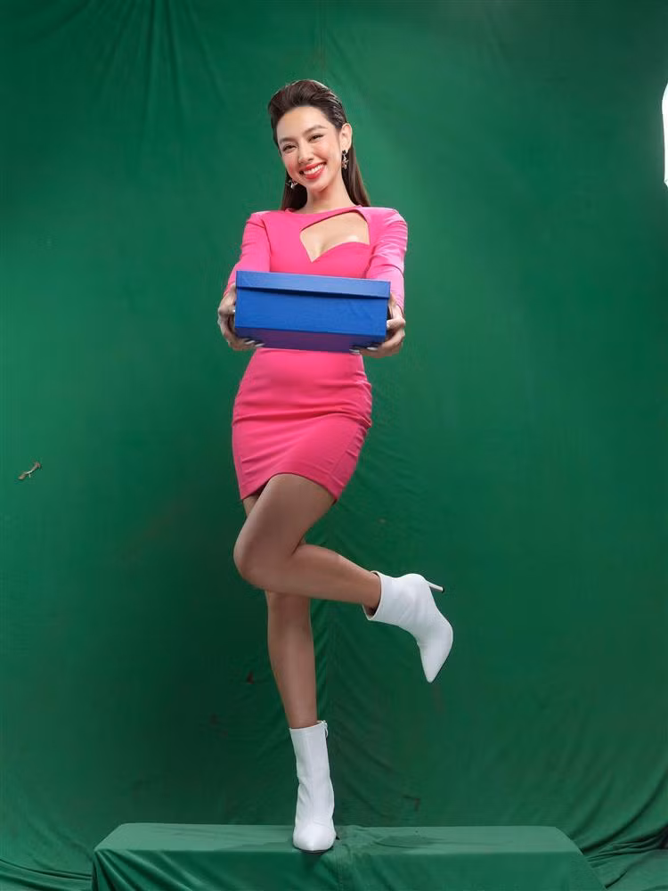 Không ít lần Thùy Tiên rơi vào tình trạng như mới đẻ với vòng 2 lùm lùm.