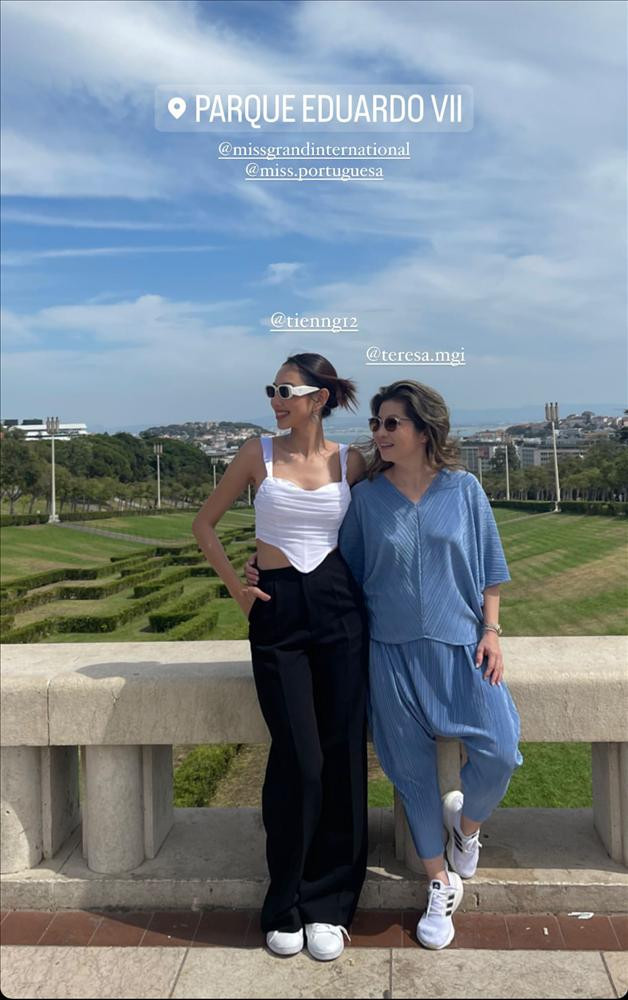 uy nhiên trong ảnh chụp chung với bà Teresa, chiếc áo bên trong lộ diện và có thể đây chính là thủ phạm góp phần khiến vòng 2 Thùy Tiên to như mang bầu. Với phom dáng corset mềm, thay vì định hình vòng eo lại "độn" thêm bụng lên.