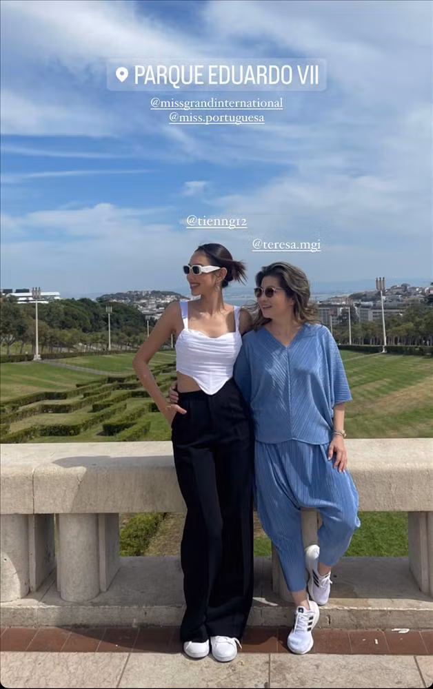 Tuy nhiên trong ảnh chụp chung với bà Teresa, chiếc áo bên trong lộ diện và có thể đây chính là thủ phạm góp phần khiến vòng 2 Thùy Tiên to như mang bầu. Với phom dáng corset mềm, thay vì định hình vòng eo lại "độn" thêm bụng lên.