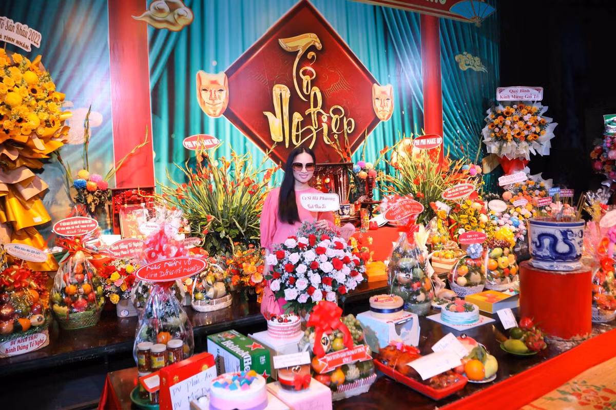 Trở về Việt Nam ngày 7/9/2022, ca sĩ Hà Phương có mặt tại sân khấu kịch 5B Võ Văn Tần để dâng hương nhân ngày giỗ tổ nghề Sân Khấu (12/8 âm lịch hàng năm).