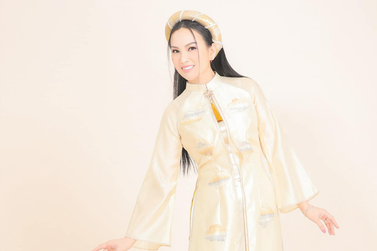 "Ca sĩ tỷ phú" Hà Phương lần đầu về Việt Nam cúng Tổ nghề - Hình 4