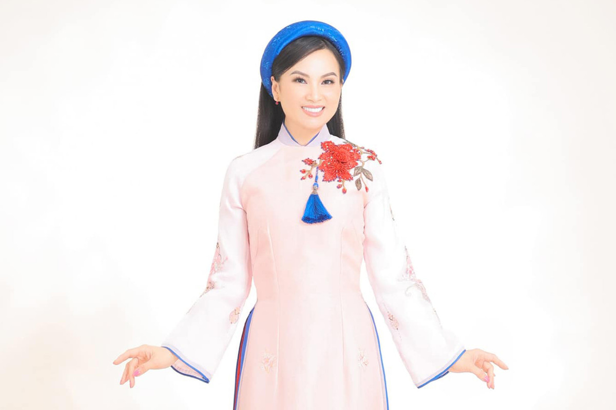 "Ca sĩ tỷ phú" Hà Phương lần đầu về Việt Nam cúng Tổ nghề - Hình 5