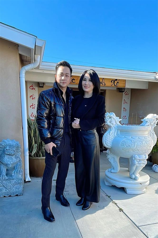 a sĩ Quách Tuấn Du cũng có mặt thắp nhang cho Phi Nhung.