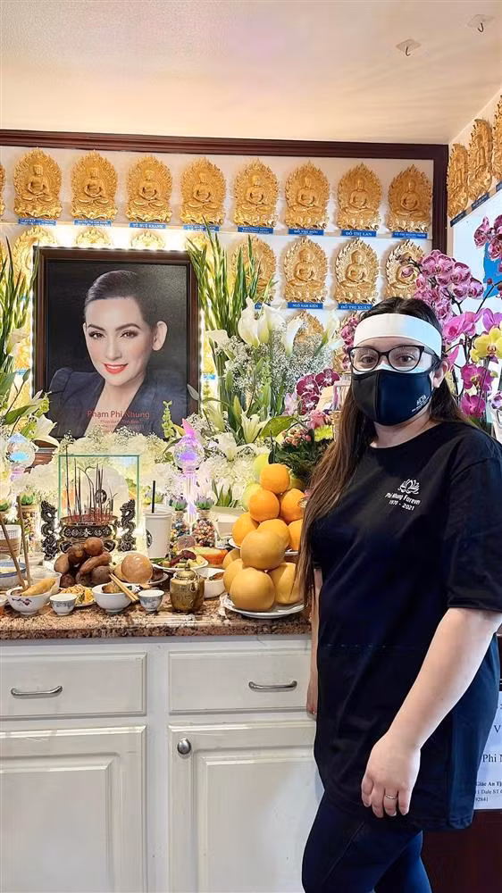 Theo lời vợ cũ Bằng Kiều, buổi lễ 100 ngày tưởng nhớ Phi Nhung sáng nay đã diễn ra trong không khí thân mật, ấm cúng và nghiêm trang.