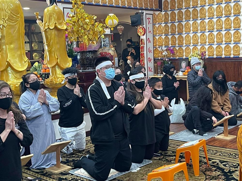 Ngoài người thân, đông đảo đồng nghiệp như bà xã cố nghệ sĩ Chí Tài - ca sĩ Phương Loan, Quách Tuấn Du, Thúy Nga... đã có mặt thắp nén nhang và gửi lời ca tiếng hát cho người quá cố.