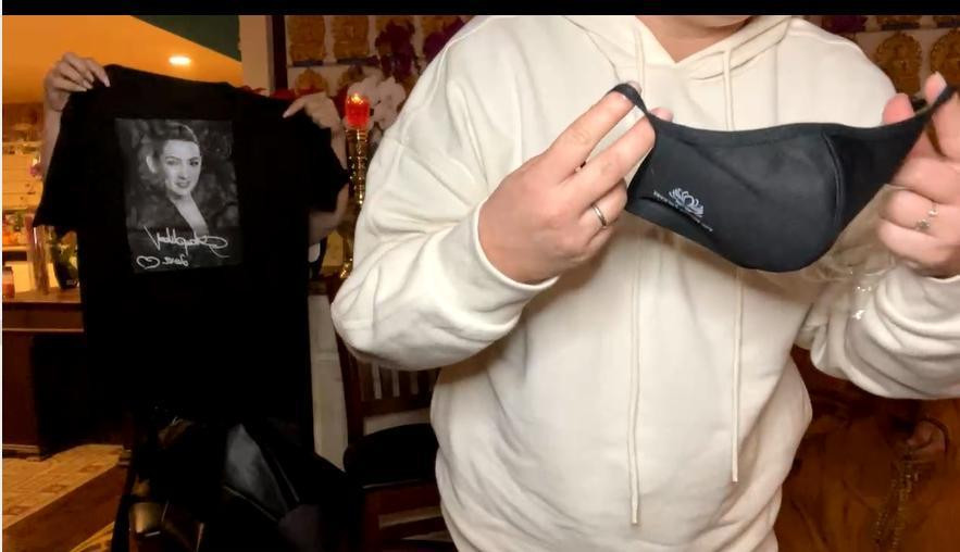 Khách tới dự lễ cúng 100 ngày Phi Nhung ở Mỹ sẽ được tặng 1 chiếc áo thun và 1 chiếc khẩu trang, trên đó có ghi những thông tin tưởng nhớ cố ca sĩ làm kỷ niệm.