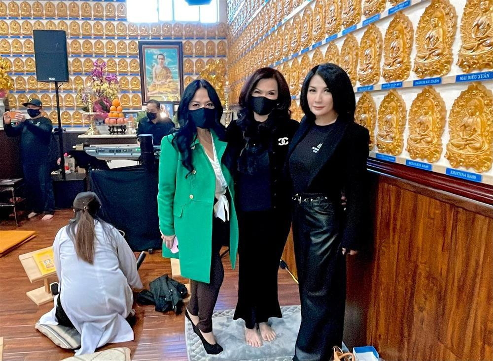 hách ghi lại hình ảnh kỷ niệm khi tới thắp hương cho Phi Nhung.