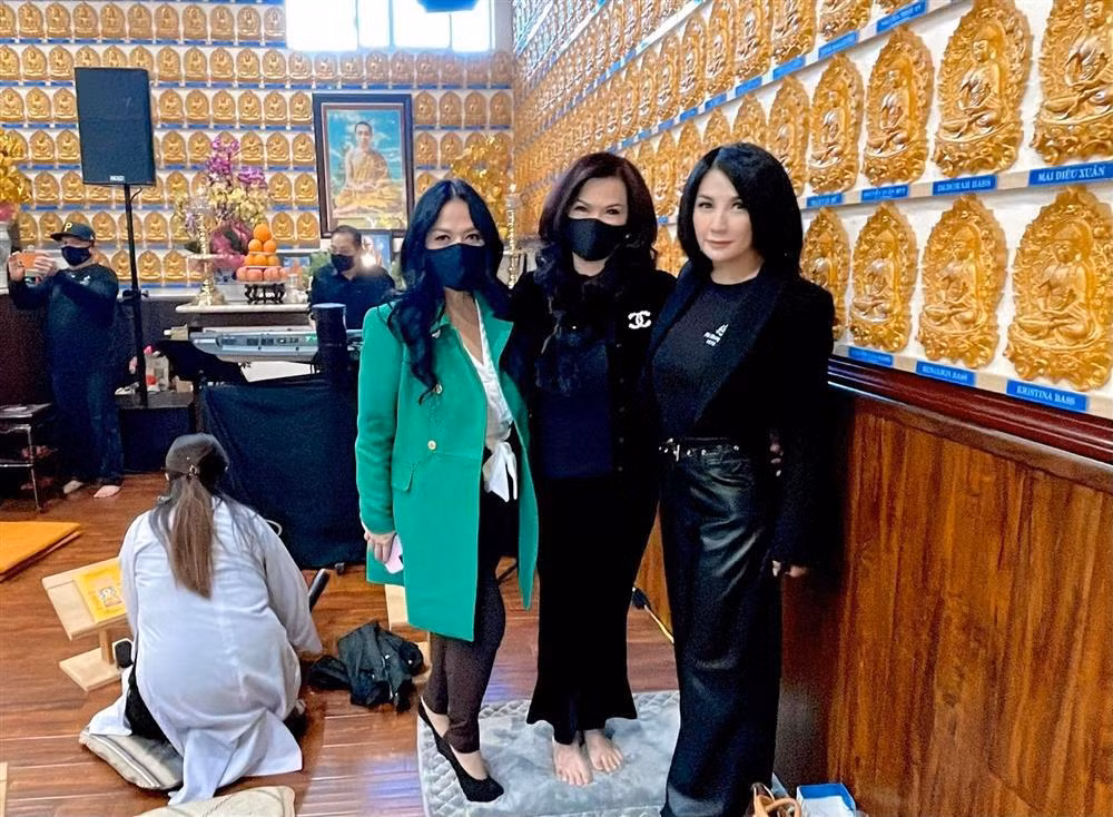 Khách ghi lại hình ảnh kỷ niệm khi tới thắp hương cho Phi Nhung.